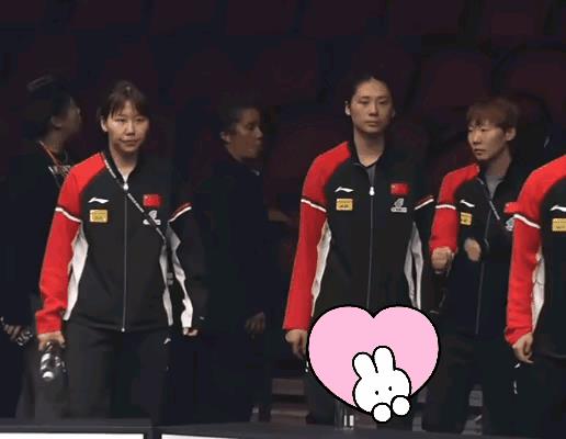 走下球台，她们还是爱耍的孩子。曼玉大大咧咧的，男孩子性格，陈煜打球挺猛，却有小女