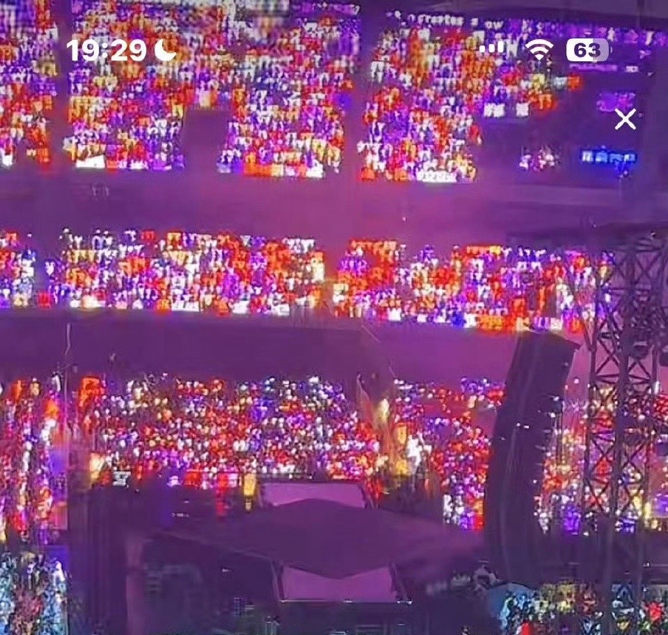 时代少年团演唱会day2 
严浩翔家站起来了，这红海