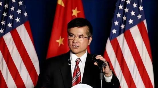 “虽然我有中国血统，但是我是百分百的美国人。”面对质疑，时任美国华裔商务部长骆家