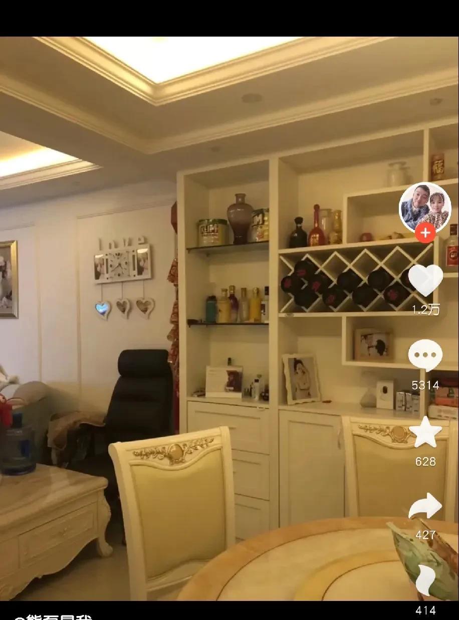 熊磊大方的晒她的婚房。
至于别人怎么说都无所谓。
反正房子就是自己住着。
这里有