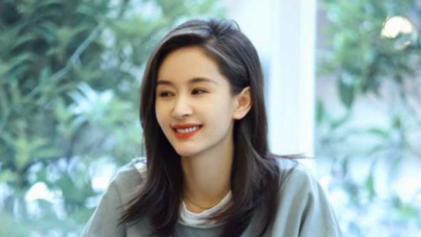 通过王子文的穿搭我领悟到：卫衣与半身裙、德训鞋搭配更显时尚感