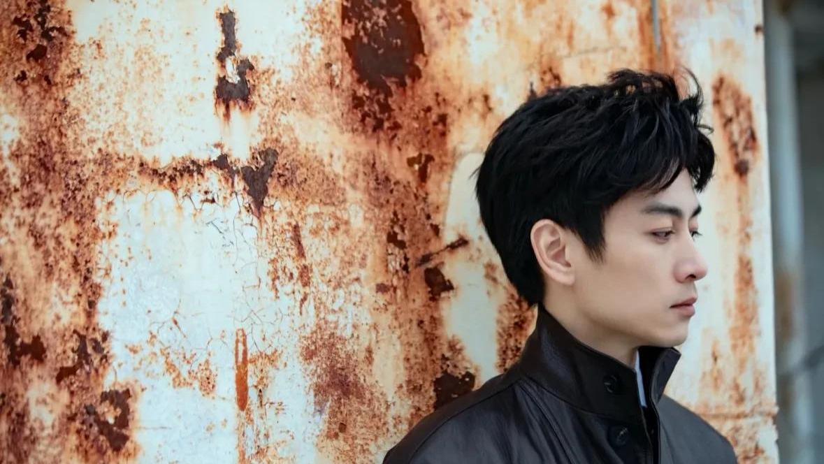 陈晓离婚后首营业 眼神忧郁 面无表情 心事重重 雪地穿着单薄 瑟瑟发抖