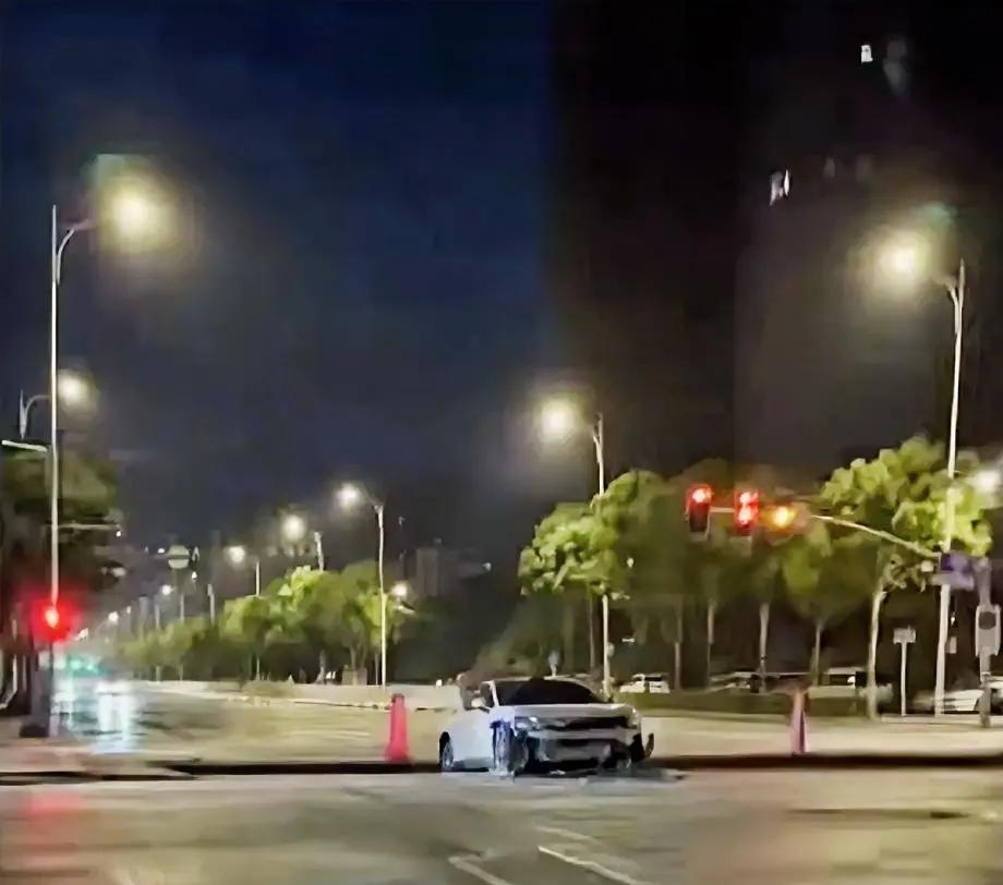 发生在保工街北二路的一起事故!
这个事故应该是谁的责任呢？
路上也设置路障了，但