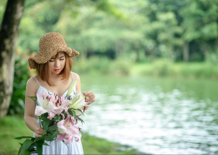 校园厕所意外：责任与赔偿的法律之辩

湖南省新化县，原告张某，一个年仅7岁的女孩