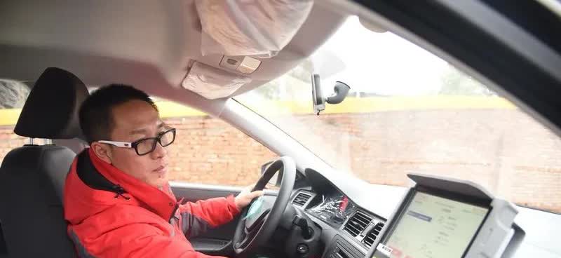新规下的科目三考试确实存在不少问题。就拿灯光模拟来说，语音增加且顺序随机，这对考