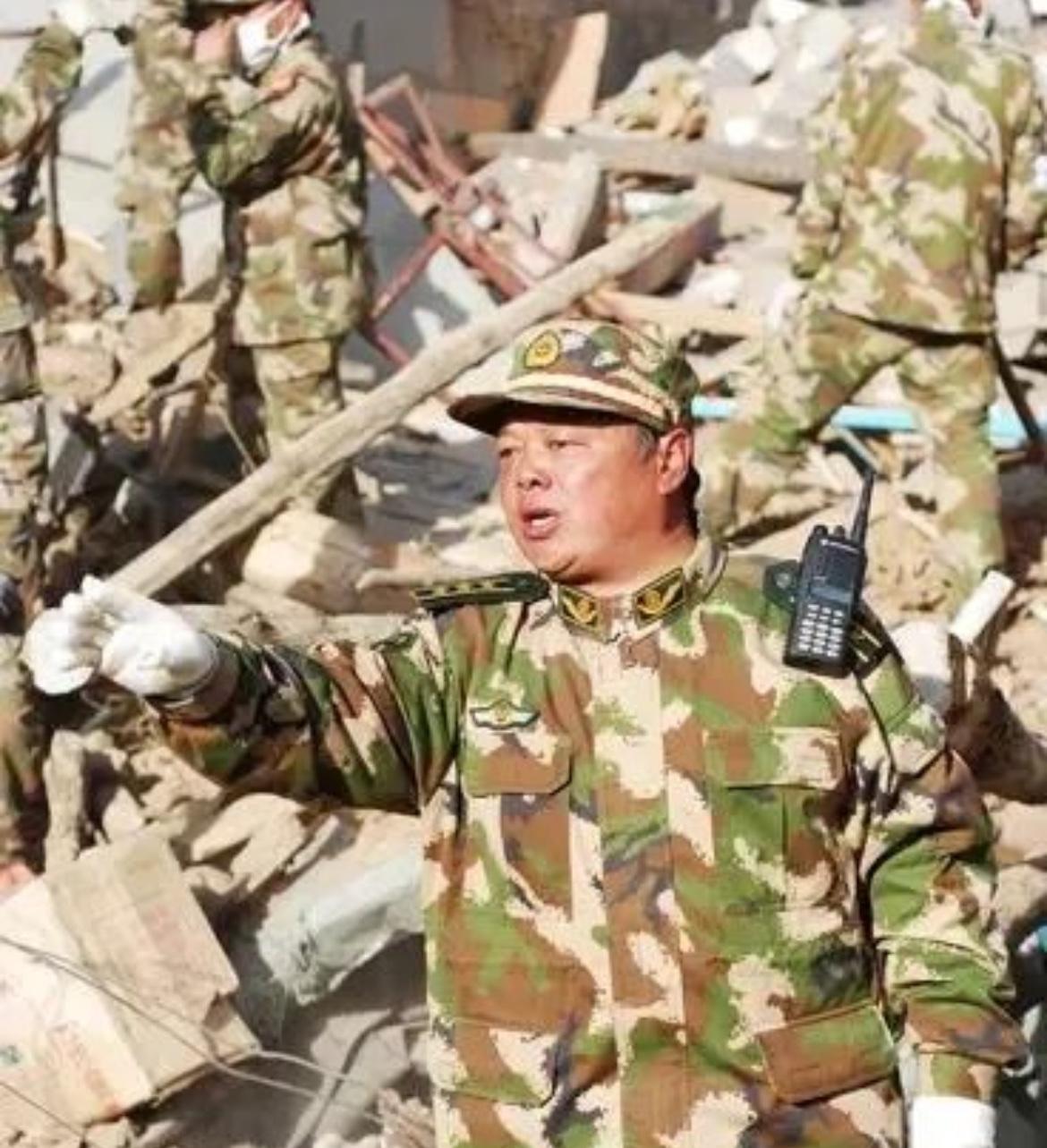 武警部队第十三届十大忠诚卫士在石华杰少将在青海玉树地震、泥石流等重大自然灾害救援