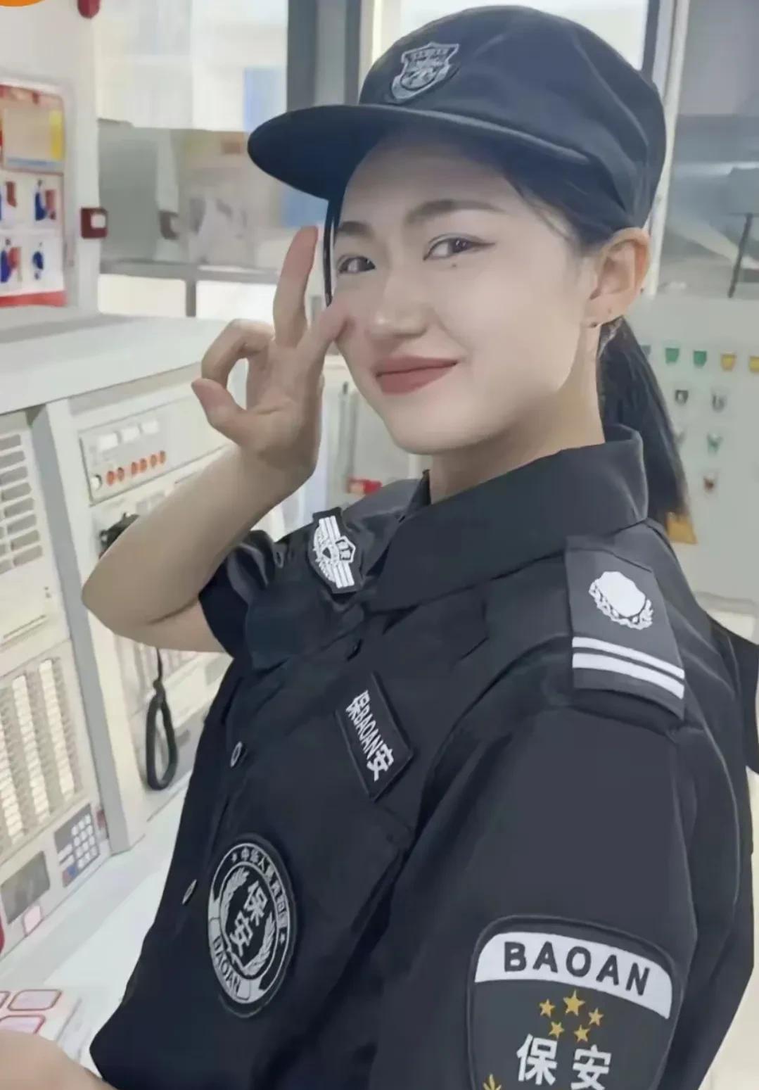 一个小姑娘能放下身段当保安，不在乎所谓的面子，首先这就是一种勇气。现在她们进厂打