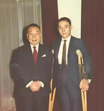 1970年，蒋经国和拄拐的长子蒋孝文的合影，蒋孝文拄拐不是因为他受伤，而是他的身