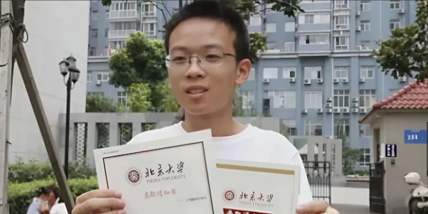 来自广东的青年才俊全炫宇，三年内三度挑战北京大学入学考试，并成功摘取了高达230