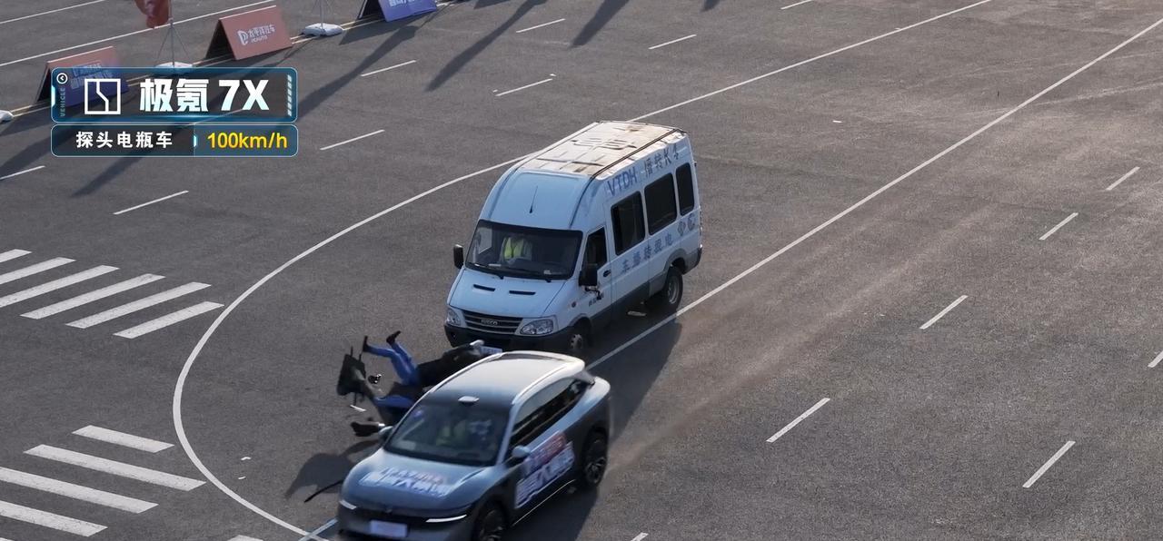 对于想横穿马路、突然探头到你前方的电瓶车，汽车的AEB能刹得住吗？
单独电驴能识