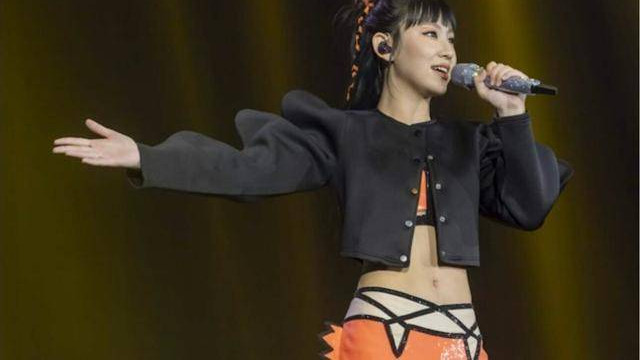 TVB前乐坛小天后获富豪赏识，邀请做演唱会嘉宾