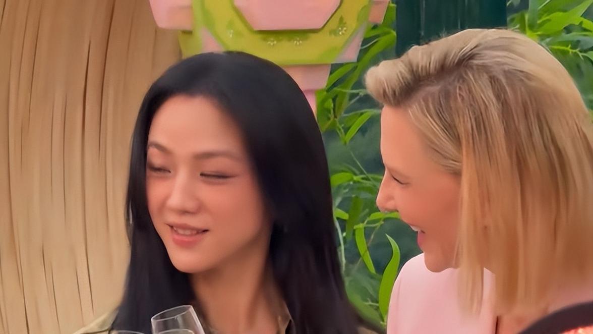 杭州香格里拉之夜：刘嘉玲深V抢镜、汤唯松弛感拉满，合影C位竟是她