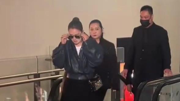 路人镜头下的巩俐风采依旧！侧颜精致还没双下巴，法国老公有眼光