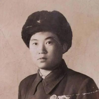 1950年，战斗英雄郭富下身血流不止，医生正要解扣子查看伤势时，不料，郭富一把抓