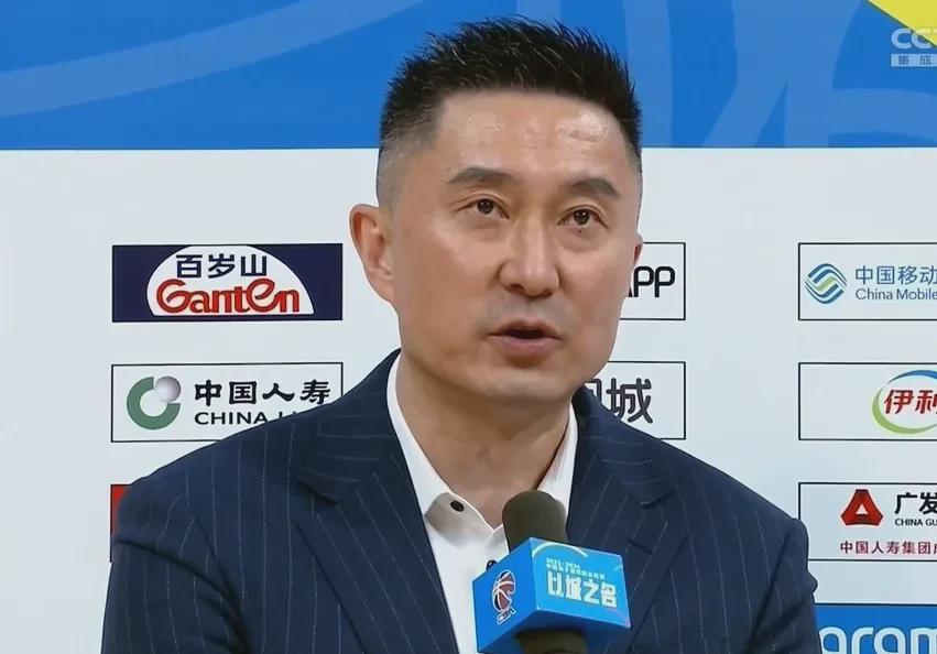 杜锋与广东的合约明年到期，他极有可能转投北京。广东队已过巅峰期，他在广东也早已证