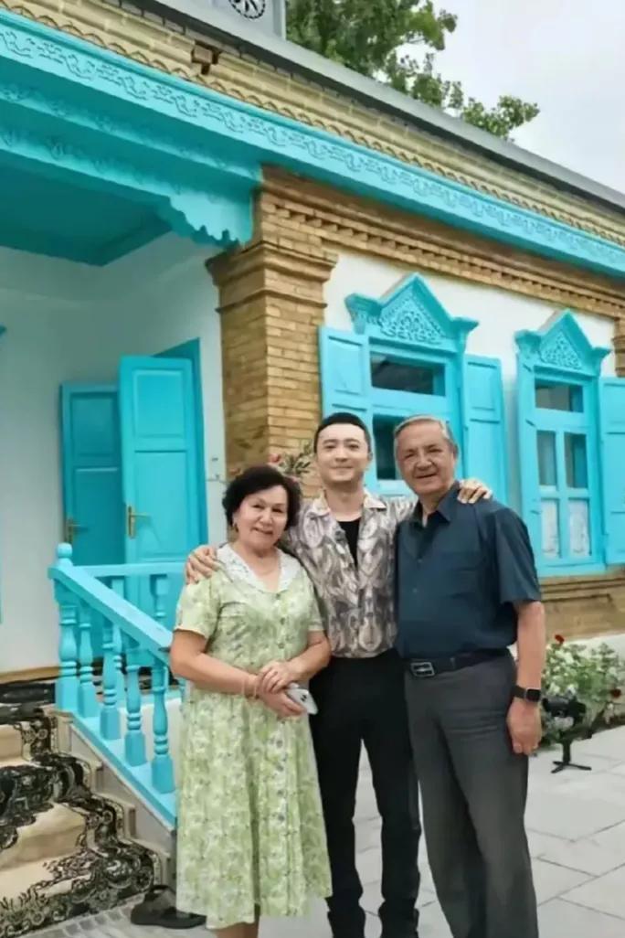 央视主持人尼格买提在院内与家人在一起，亲切交谈，温暖又温馨，其乐融融，笑容满面，