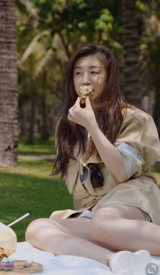 陈梦这张照片拍摄的真棒！
在和煦的阳光下，品一口椰子，吃一块面包，感受这片刻的宁