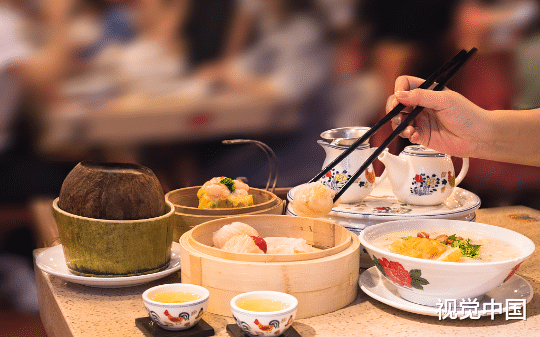 县委书记儿子吃饭八菜一汤要一万块？打电话叫爸来，直接带警察把黑店查封！