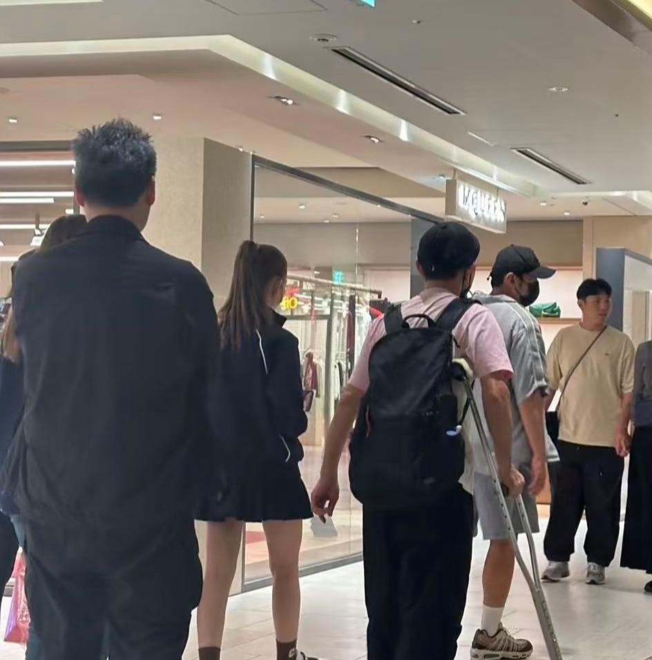 周杰伦和老婆昆凌在日本银座逛街，昆凌穿着小短裙，身材苗条，三个小孩的妈妈，身材保