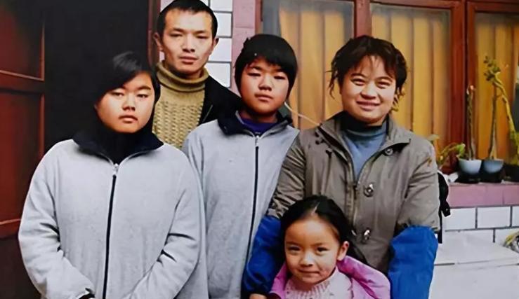 1999年，雇主因支付不起工资，连夜跑路，22岁的保姆分文不要，将雇主两个女儿拉