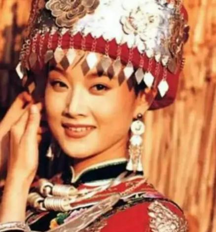 1996年，宋祖英亲手把18岁的小保姆送进了监狱，一判就是12年，而这个保姆还是