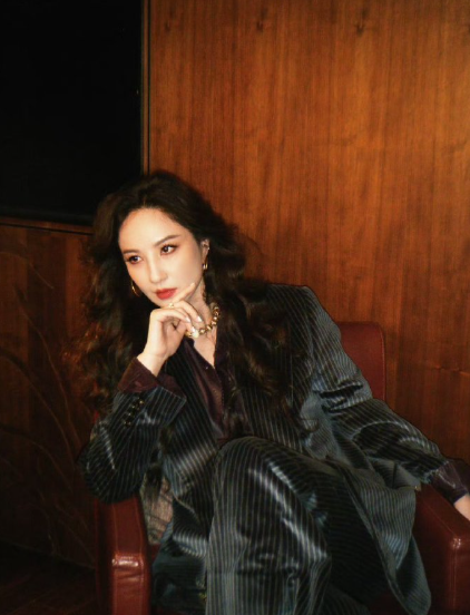 郑希怡舞台上下两副面孔！大湾区新年音乐会大波浪西装尽显潇洒魅力，团播时的抽象舞蹈