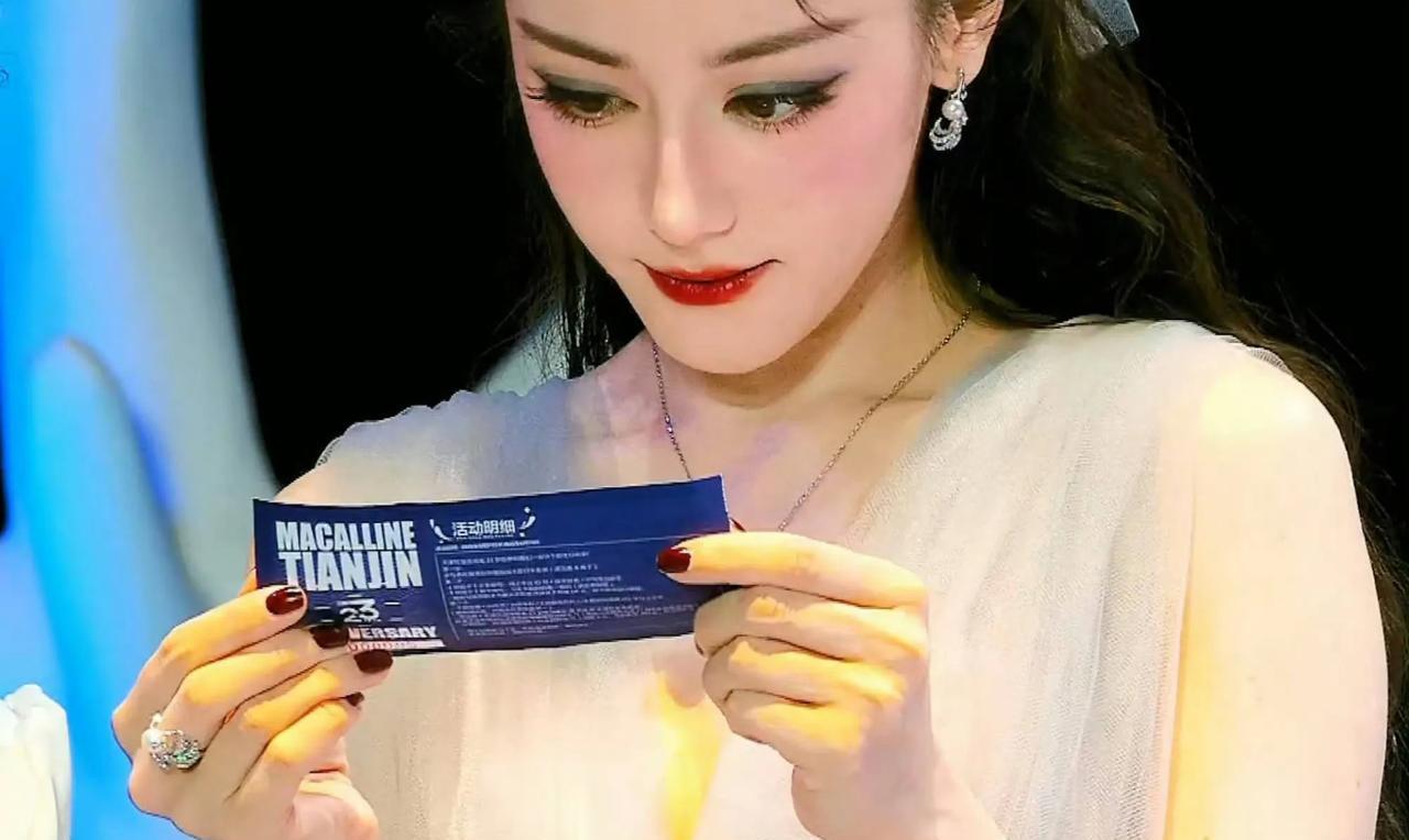 迪丽热巴：今日份的仙女下凡实锤！
家人们，今天的迪丽热巴简直美到让人词穷，完全是