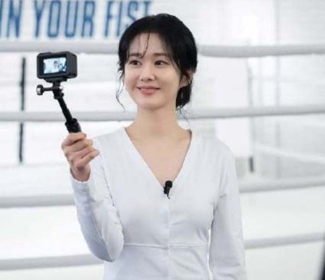 张娜拉自曝因童颜感到压力。44岁的张娜拉坦言，长期因童颜外貌被限制在“少女感”“