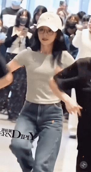 哇，真的是大开眼界啦！谭松韵这段舞真的，跳的很燃，很带感，超火辣的身材，这跳的什