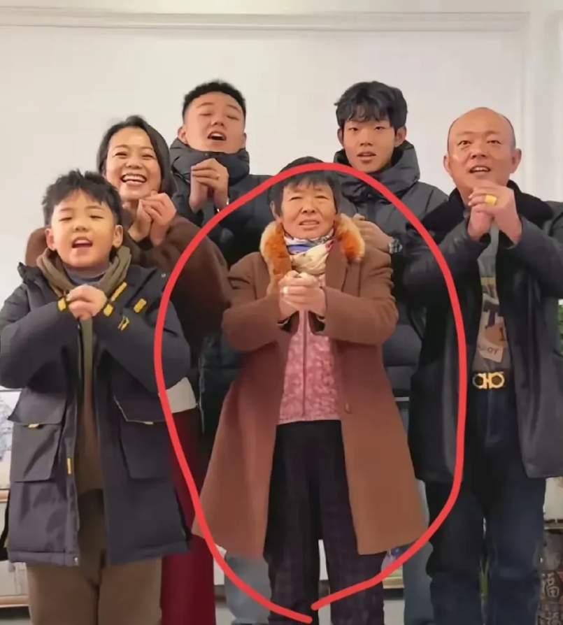 姜甲儒虽然被找回来了，但他的父母对爷爷奶奶这些年来的态度实在令人难以接受。
孩子