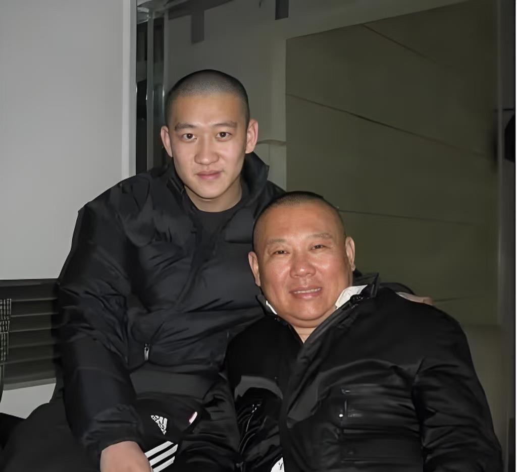 岳云鹏开演唱会，曹云金深夜刷手机刷到失眠。

当年他甩门走人，觉得天地更大。