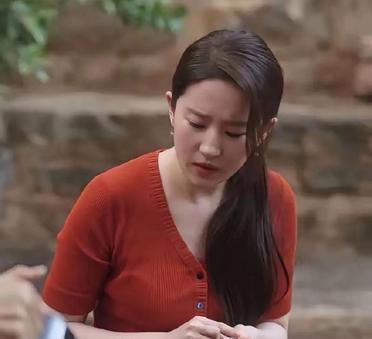 刘亦菲今年已经38岁了，如果抛开她明星的身份，这个年龄在现实生活中确实可以被视为