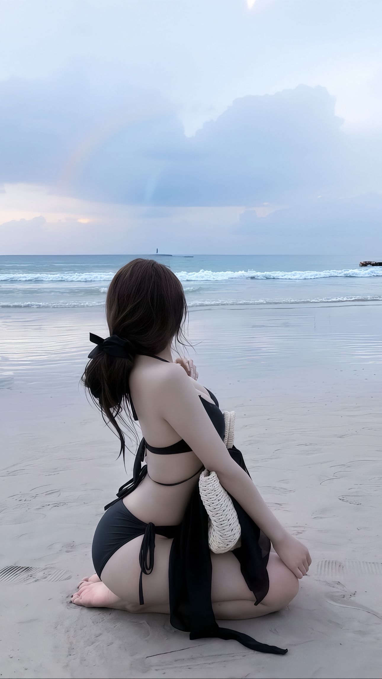 浪花轻吻脚踝的弧度
草编包盛满海风私语
