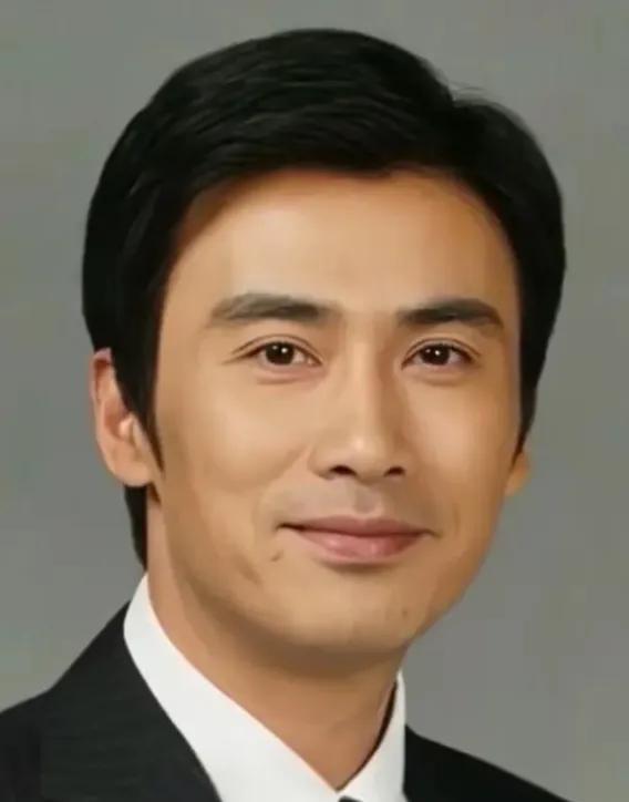 柳云龙，在演艺界也算一个全才！他181cm的大个子，长得英俊潇洒，他不仅是演员，