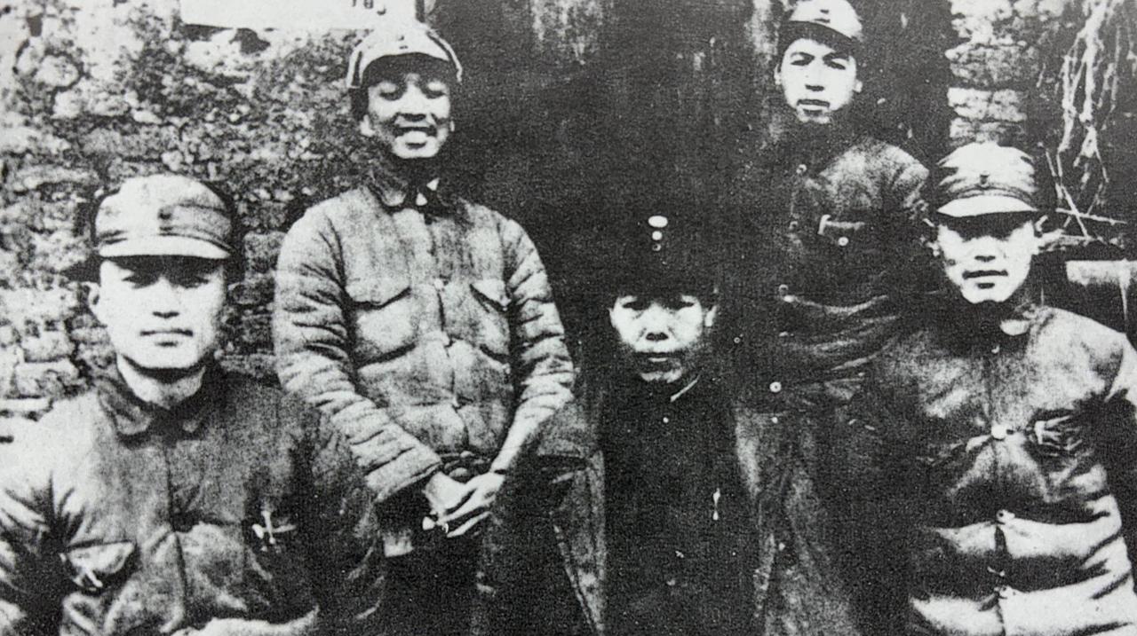 1940年春豫鄂挺进纵队和豫鄂边区党委领导人在京山县大山头合影，前排左起朱理治、