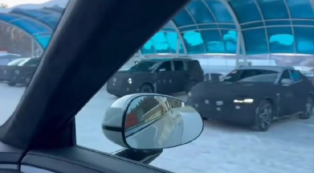 小米的那辆奶爸车已经在路试了啊。
和之前的SU7、YU7比起来，差别还是很大的，