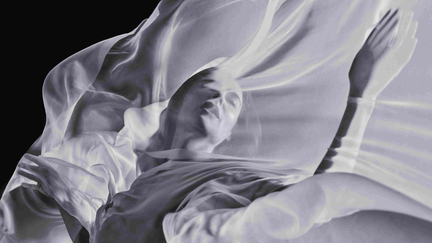 《元素》：2026倍耐力年历由SØLVE SUNDSBØ操刀，于布拉格市政之家发布