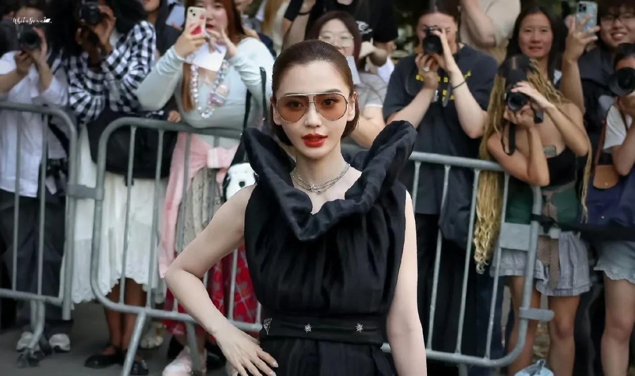 Angelababy最近在巴黎时装周的生图被吐槽了，穿过季礼服、状态局促，连笑容