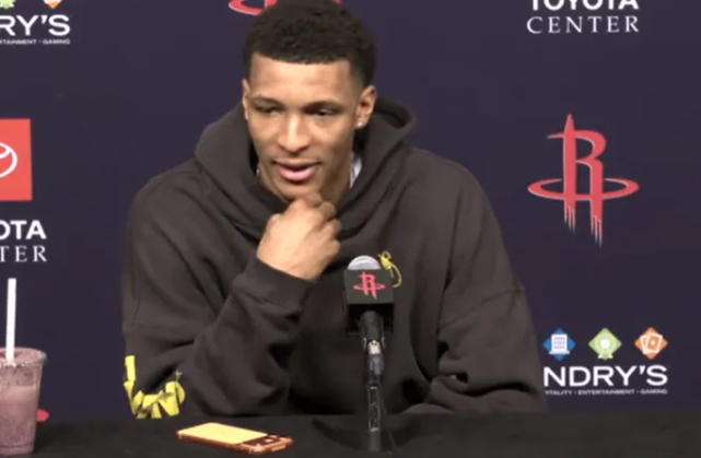 NBA常规赛全场战罢，火箭以119-110战胜鹈鹕。
赛后，史密斯接受了记者采访