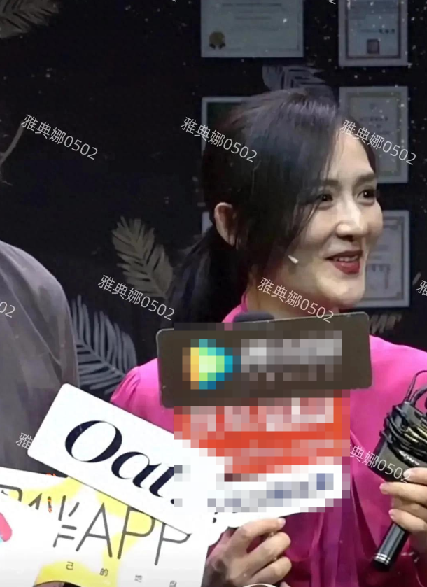 谢娜现在无论是自拍还是路人拍的生图她的脸型都很奇怪尤其是下巴