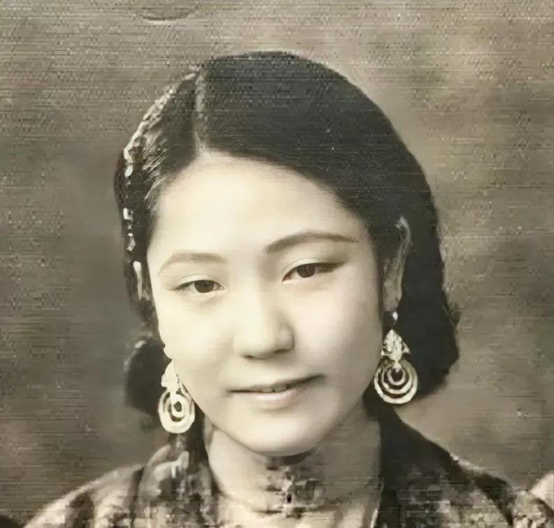 1918年，一女子结婚6年不能生育，被丈夫赶出家门。之后，她被一名年轻军官看上。