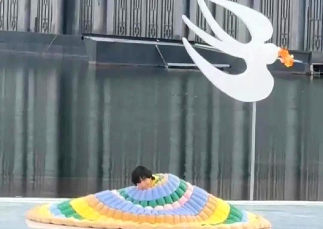 我怀疑过向佐是为了流量

也怀疑过向佐是为了热度

万万没想到今天向佐的
