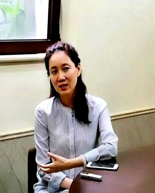 原来明星都是靠打扮的，你看退休之后的李修平不化妆，颜值很一般了，看上去就像路人差