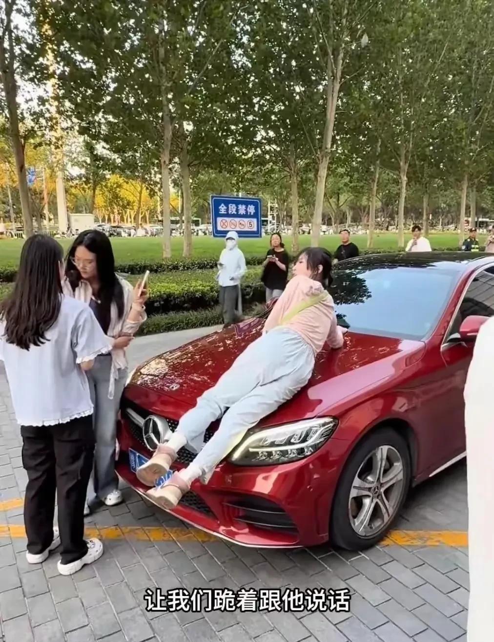 河南郑州，一女孩给老板打工，没想到女老板不把她当人看，翘着二郎腿，让员工跪着说话
