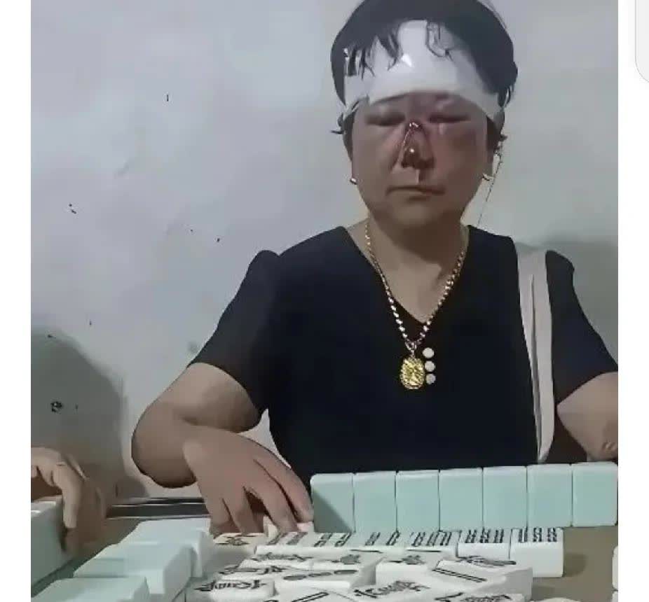 陕西一女子晚上去麻将馆找老公，没想到老公正在和人家打麻将。女子本想拉着老公回家吃