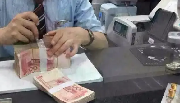 丈夫去世后，大妈取出两人之前攒下的50万，用于给孙子买房。不料事后银行却要求她将