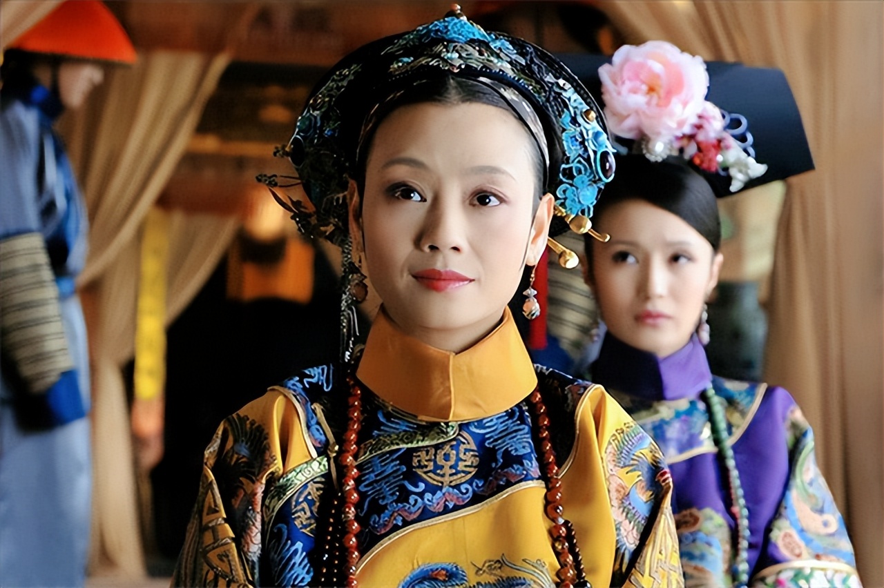 1702年，雍正独自一人饮酒时，一个小宫女悄悄来到他身后：“贝勒爷，奴婢陪您喝两