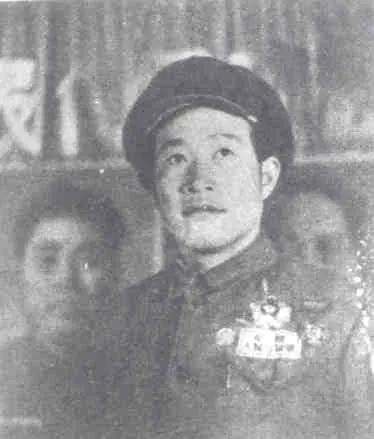 1964年夏天，毛泽东在北戴河看了一场京剧，剧名叫《奇袭白虎团》。
演到一半，他