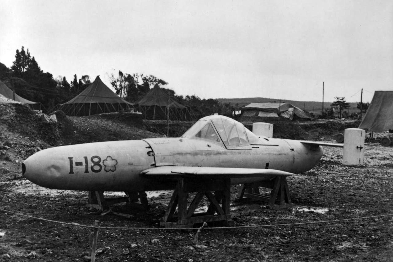 1945年4月，冲绳四滩机场，一架被缴获的日本MXY7“大贺11型”神风攻击机。