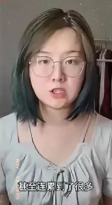 无孩爱猫女在此刻有了具体形象。网络主播小明剑魔点了外卖，9 点多外卖送到，在门口